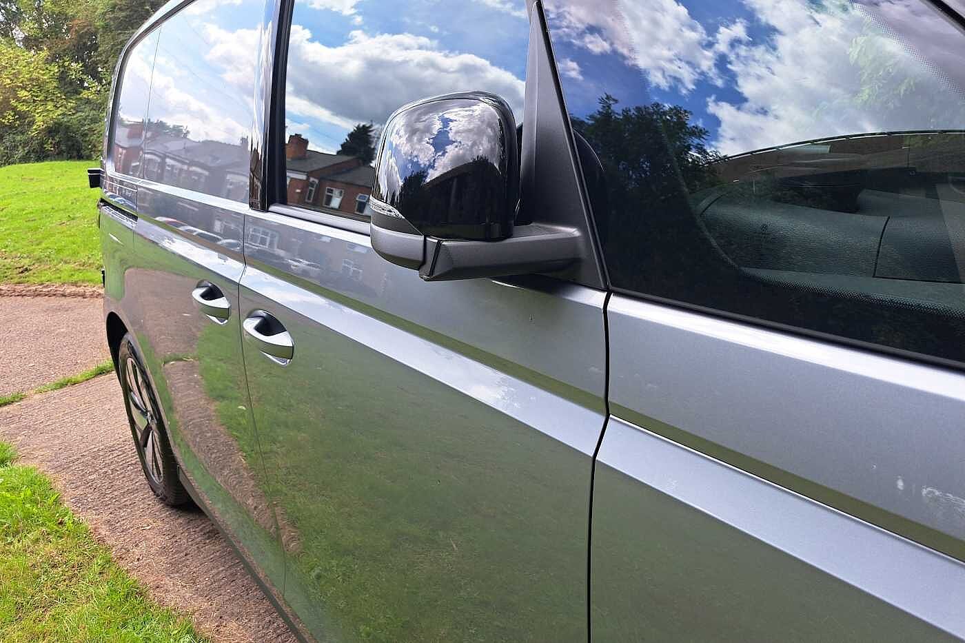 Volkswagen ID.buzz Cargo Commerce Plus 77kWh (204PS) Auto WIRELESS CHARGING PHONE, GREAT COLOUR.