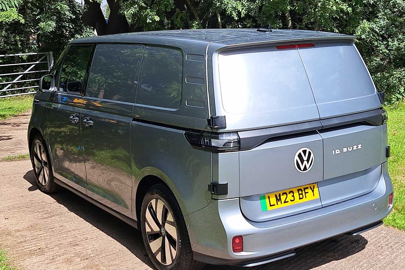 Volkswagen ID.buzz Cargo Commerce Plus 77kWh (204PS) Auto WIRELESS CHARGING PHONE, GREAT COLOUR.