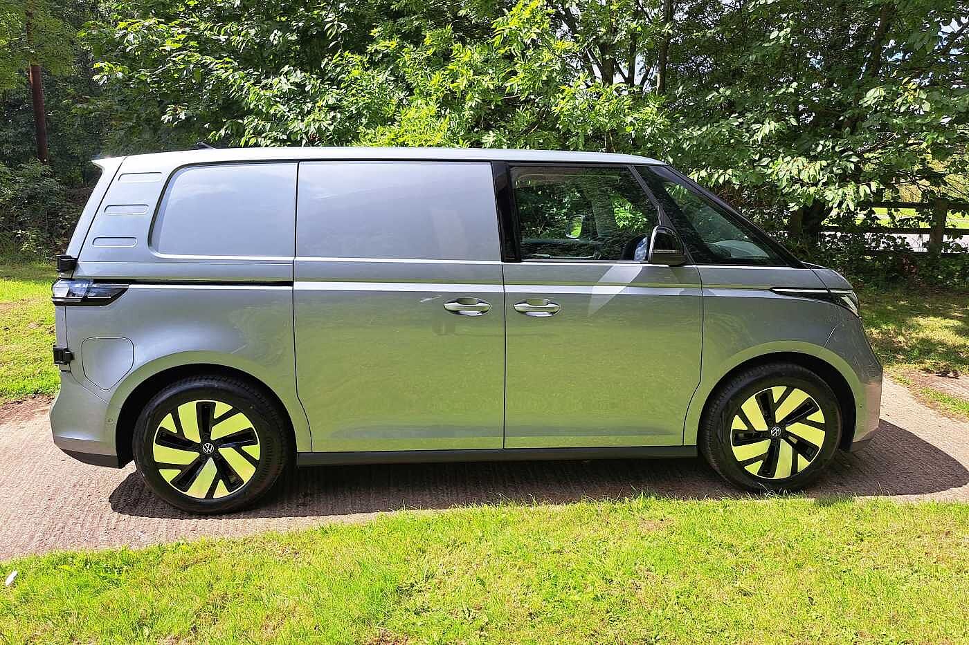 Volkswagen ID.buzz Cargo Commerce Plus 77kWh (204PS) Auto WIRELESS CHARGING PHONE, GREAT COLOUR.