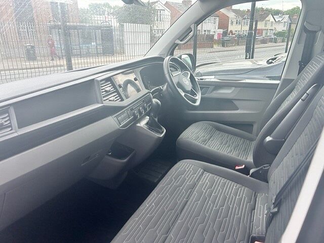 Volkswagen Transporter Shuttle 9 SEATS T32 SE LWB 2.0TDI 150PS DSG NAV TINT 9 SEATS