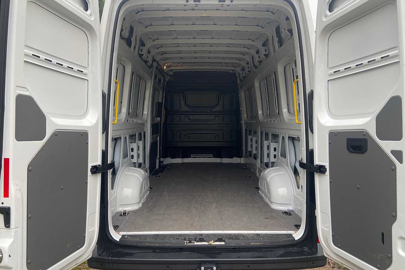 Volkswagen Crafter 2.0TDI (140PS) RWD CR35 LWB Trendline PV