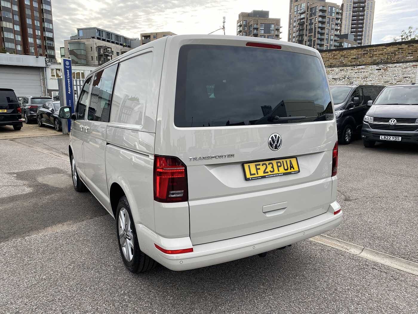 Volkswagen Transporter 2.0TDI 204ps T32 Highline BMT SWB PV D