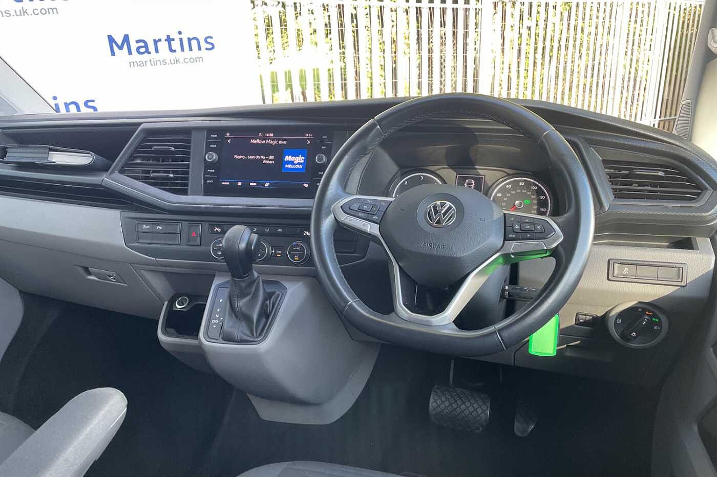Volkswagen Transporter Shuttle SE LWB 150 PS 2.0 TDI 7sp DSG *3 Zone A/C*