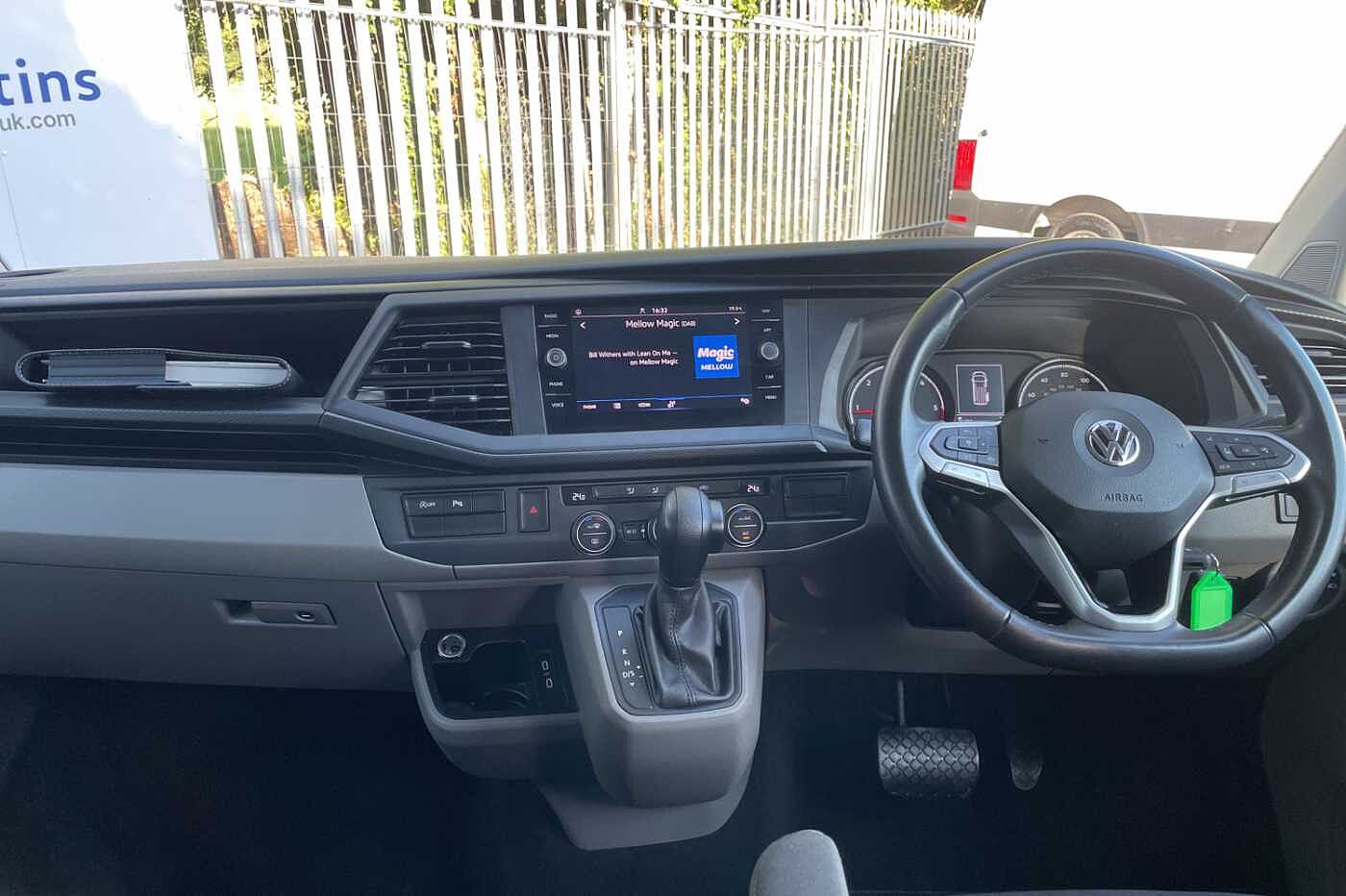 Volkswagen Transporter Shuttle SE LWB 150 PS 2.0 TDI 7sp DSG *3 Zone A/C*