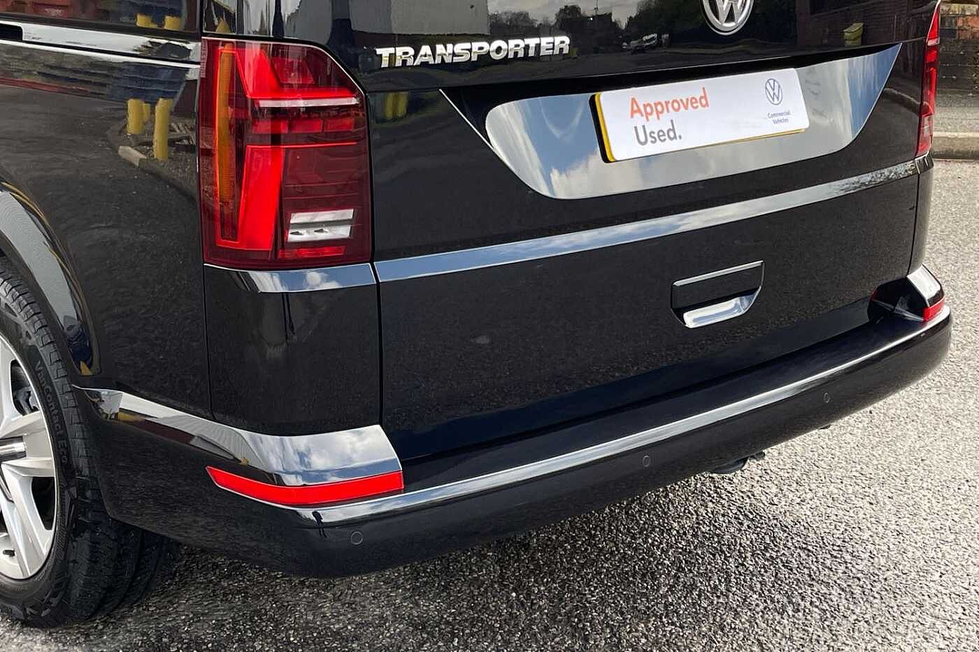 Volkswagen Transporter Shuttle SE LWB 150 PS 2.0 TDI 7sp DSG 9 Seats + NAV + 3 Zone AC