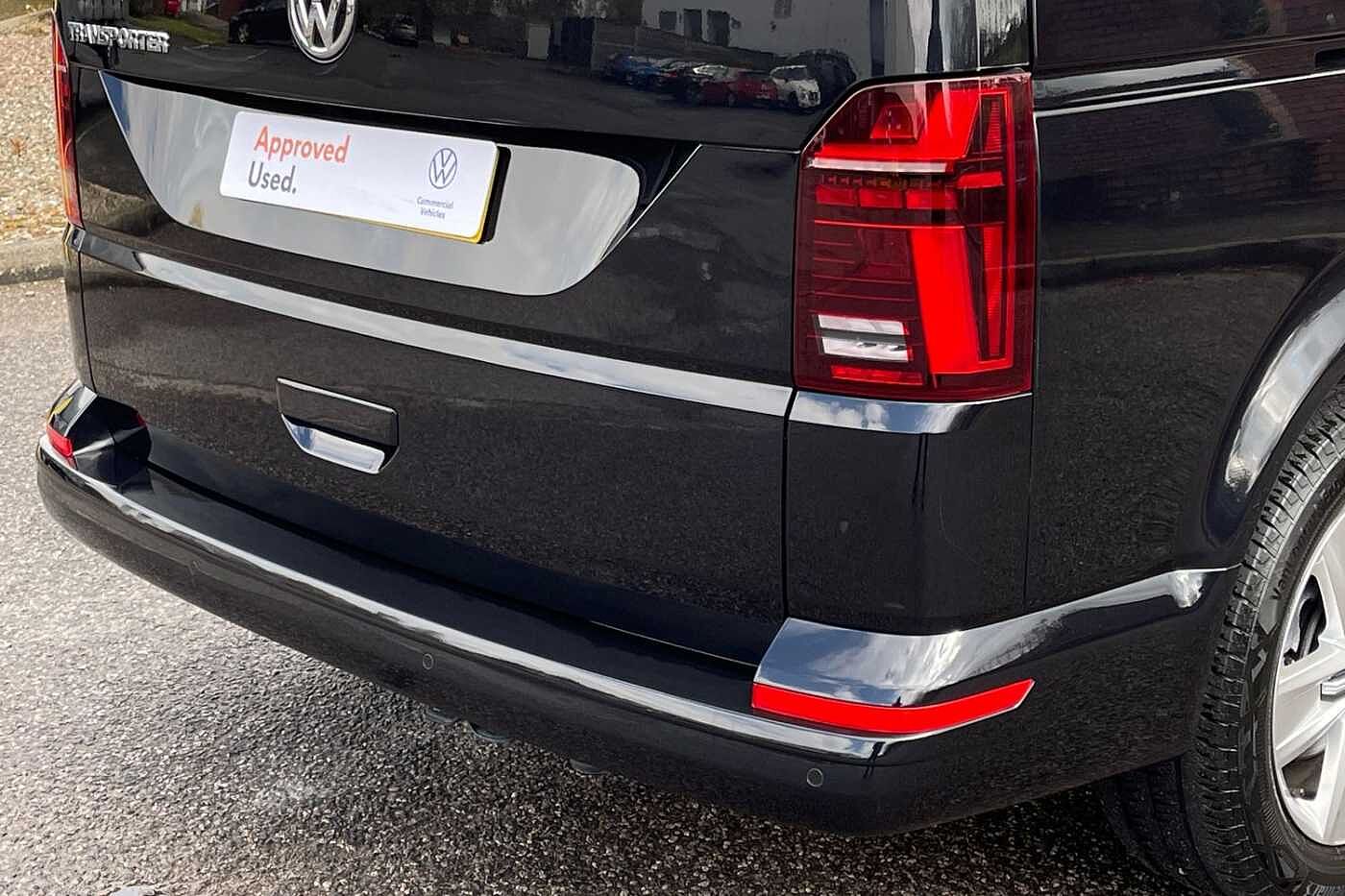 Volkswagen Transporter Shuttle SE LWB 150 PS 2.0 TDI 7sp DSG 9 Seats + NAV + 3 Zone AC