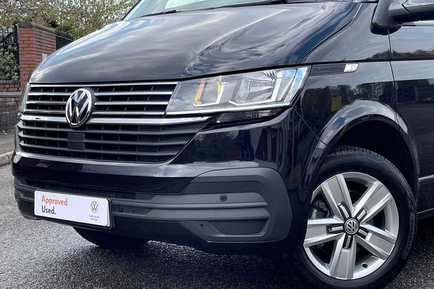Volkswagen Transporter Shuttle SE LWB 150 PS 2.0 TDI 7sp DSG 9 Seats + NAV + 3 Zone AC