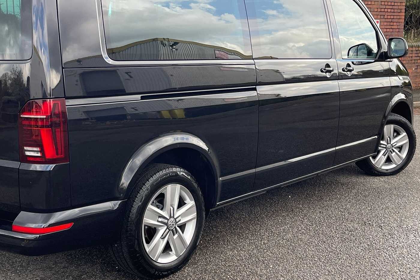 Volkswagen Transporter Shuttle SE LWB 150 PS 2.0 TDI 7sp DSG 9 Seats + NAV + 3 Zone AC