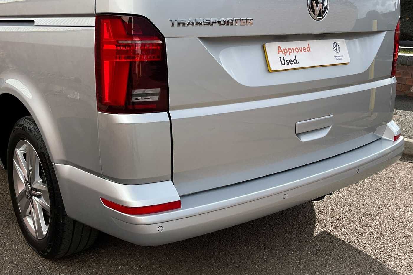 Volkswagen Transporter Shuttle SE LWB 150 PS 2.0 TDI 7sp DSG 9 Seats + NAV + 3 Zone AC