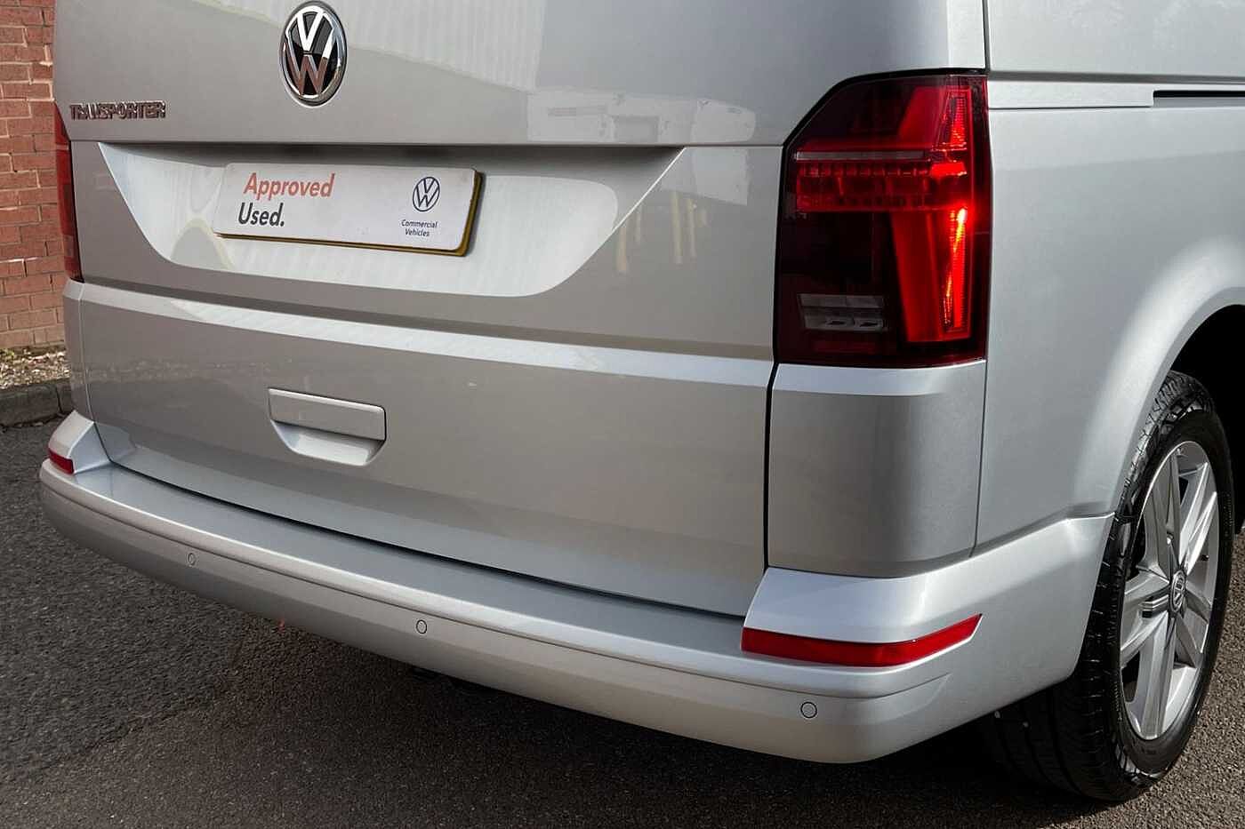 Volkswagen Transporter Shuttle SE LWB 150 PS 2.0 TDI 7sp DSG 9 Seats + NAV + 3 Zone AC