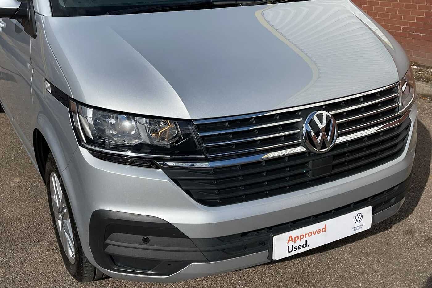 Volkswagen Transporter Shuttle SE LWB 150 PS 2.0 TDI 7sp DSG 9 Seats + NAV + 3 Zone AC