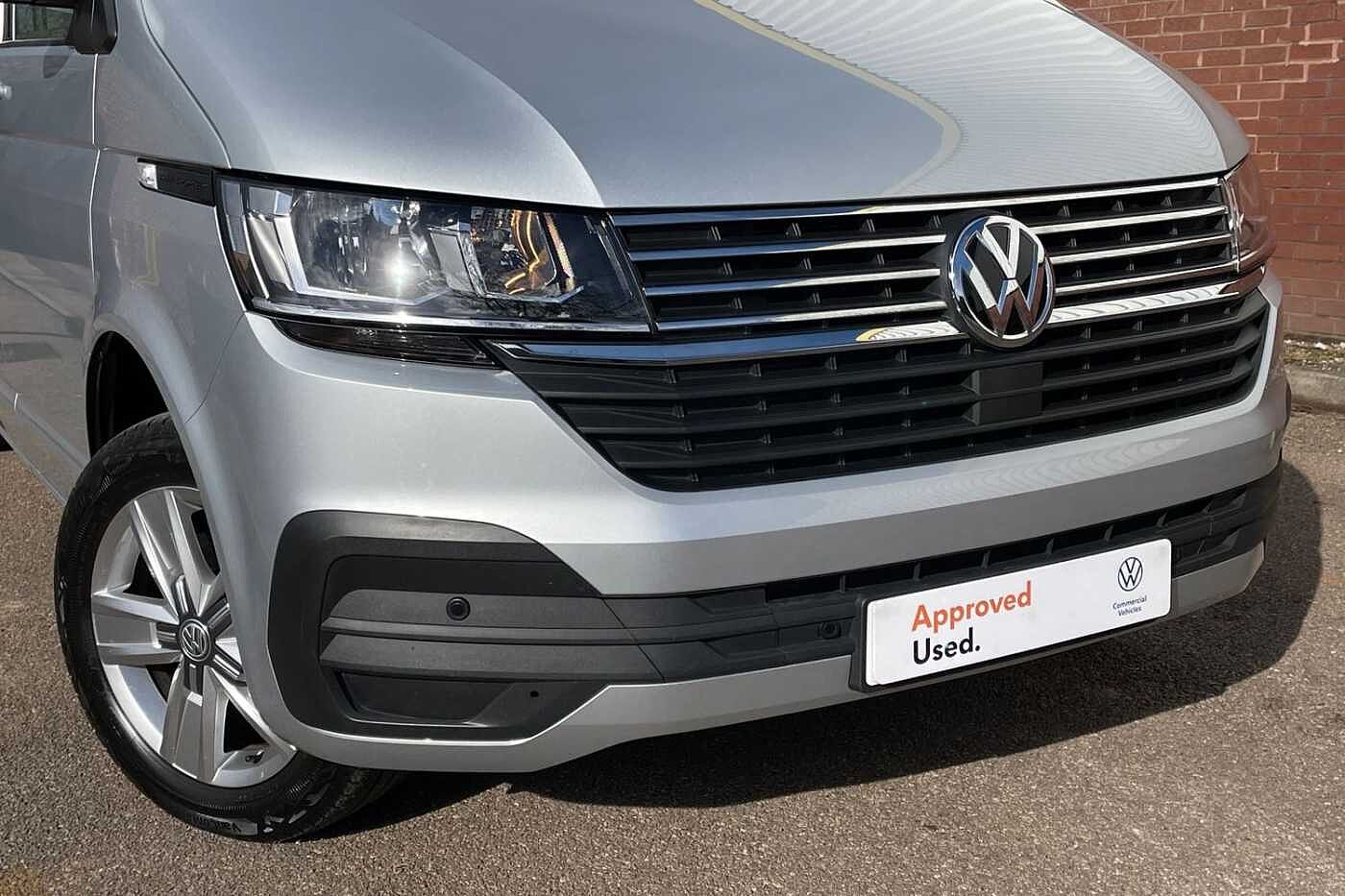 Volkswagen Transporter Shuttle SE LWB 150 PS 2.0 TDI 7sp DSG 9 Seats + NAV + 3 Zone AC