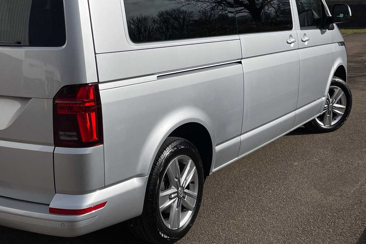 Volkswagen Transporter Shuttle SE LWB 150 PS 2.0 TDI 7sp DSG 9 Seats + NAV + 3 Zone AC