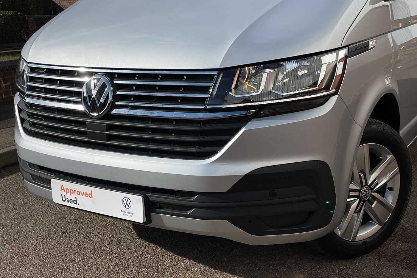 Volkswagen Transporter Shuttle SE LWB 150 PS 2.0 TDI 7sp DSG 9 Seats + NAV + 3 Zone AC