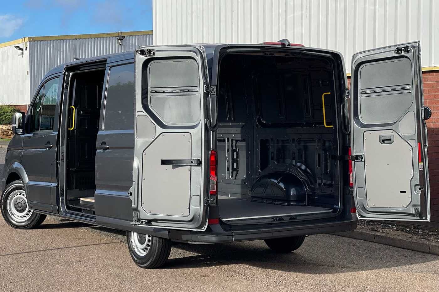 Volkswagen Crafter CR35 Trendline MWB 177PS 2.0 TDI FWD-Business Pack -Delivery Miles-LOW ROOF