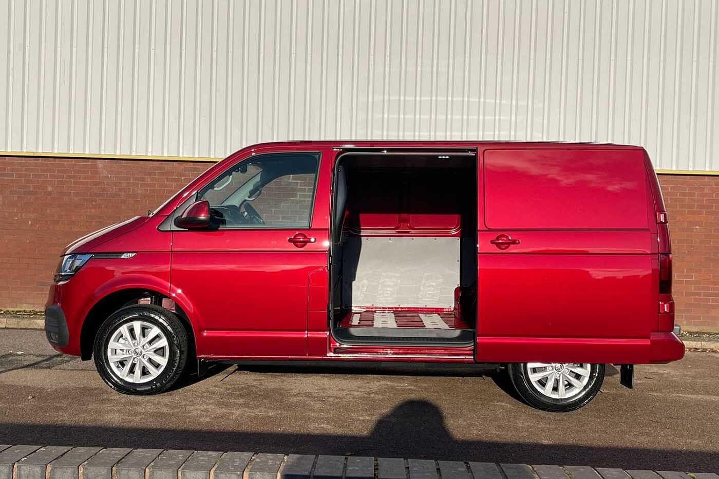 Volkswagen Transporter 2.0TDI 110ps T28 Highline BMT SWB--Delivery Miles
