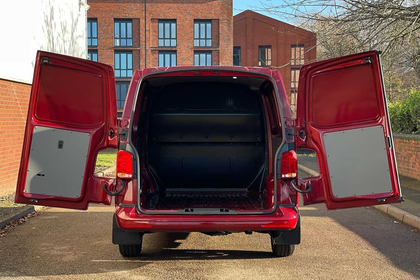 Volkswagen Transporter 2.0TDI 110ps T28 Highline BMT SWB--Delivery Miles