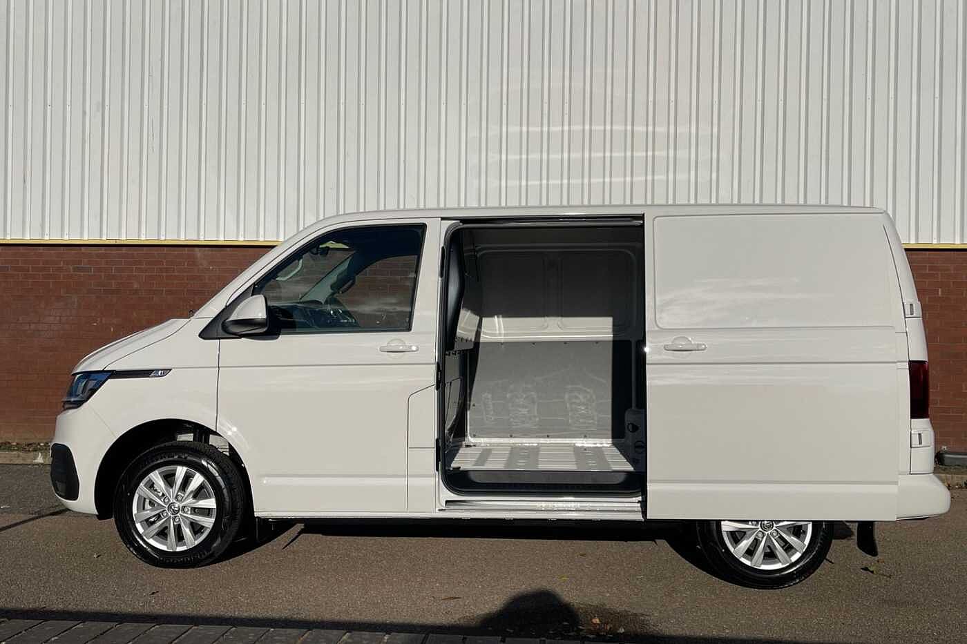 Volkswagen Transporter 2.0TDI 110ps T28 Highline BMT SWB--Delivery Miles