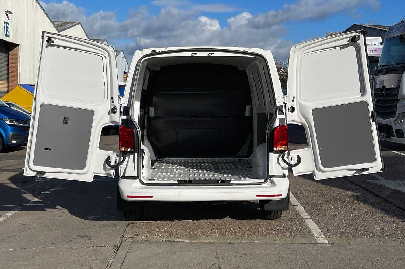 Volkswagen Transporter 2.0TDI 110ps T28 Highline BMT SWB--Delivery Miles +LED's/Camera