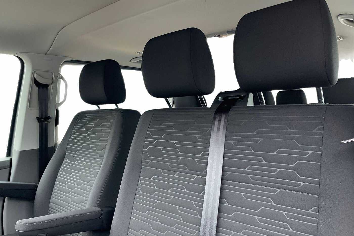 Volkswagen Transporter Shuttle SE LWB 150 PS 2.0 TDI 7sp DSG 9 Seats + 3 Zone AC-Delivery Miles