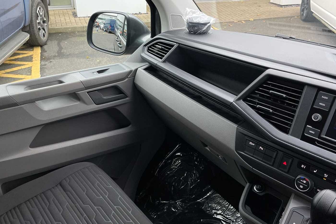 Volkswagen Transporter Shuttle SE LWB 150 PS 2.0 TDI 7sp DSG 9 Seats + 3 Zone AC-Delivery Miles