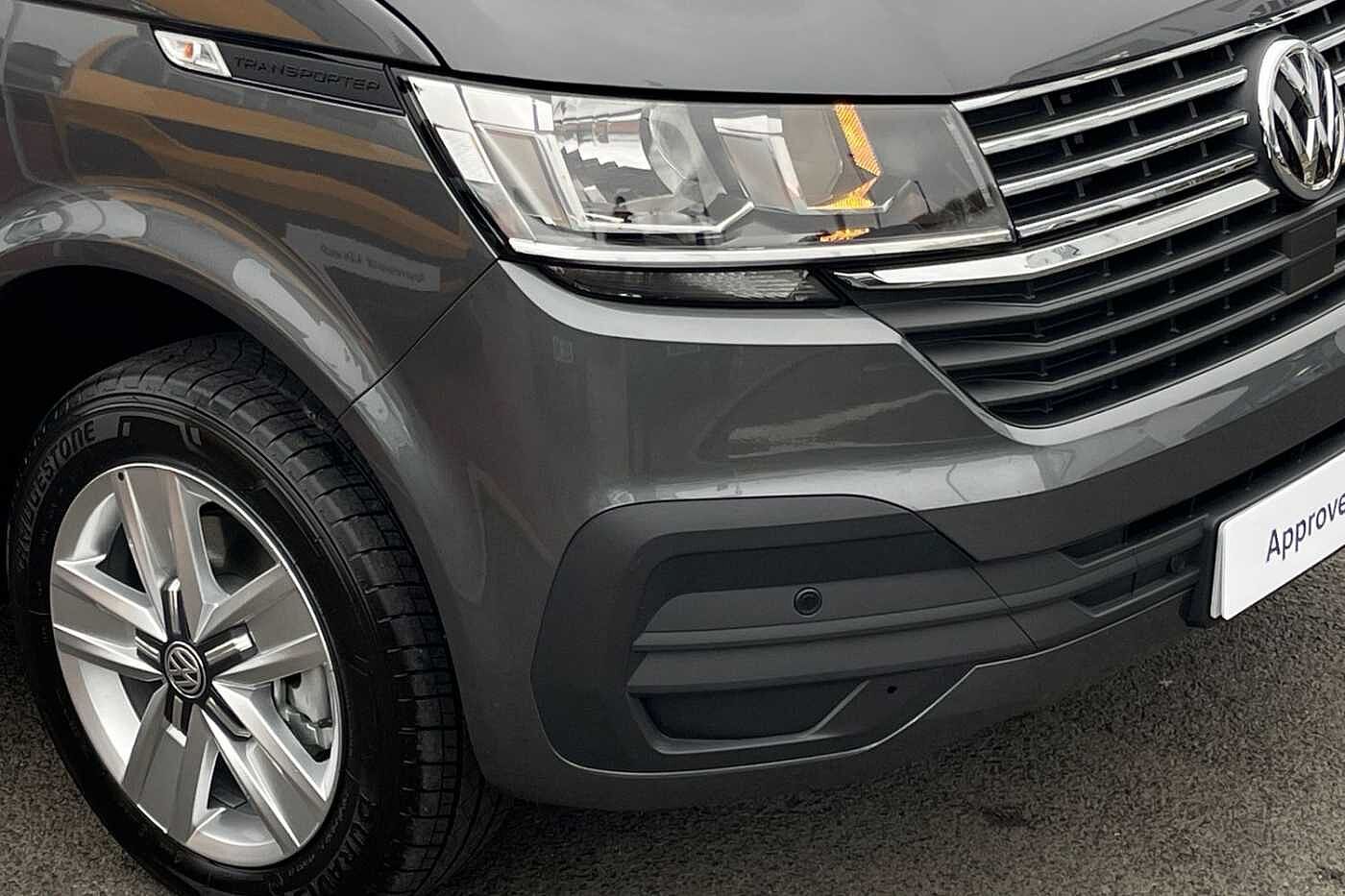 Volkswagen Transporter Shuttle SE LWB 150 PS 2.0 TDI 7sp DSG 9 Seats + 3 Zone AC-Delivery Miles