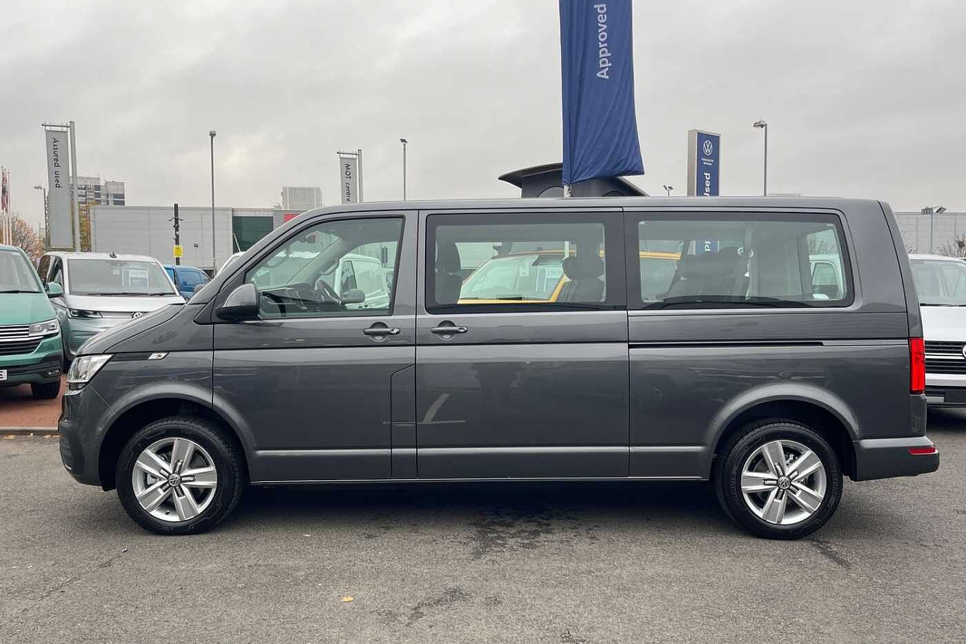 Volkswagen Transporter Shuttle SE LWB 150 PS 2.0 TDI 7sp DSG 9 Seats + 3 Zone AC-Delivery Miles