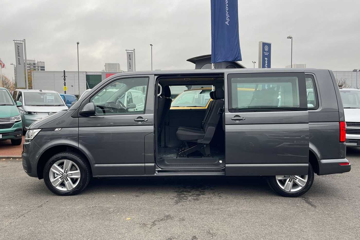 Volkswagen Transporter Shuttle SE LWB 150 PS 2.0 TDI 7sp DSG 9 Seats + 3 Zone AC-Delivery Miles