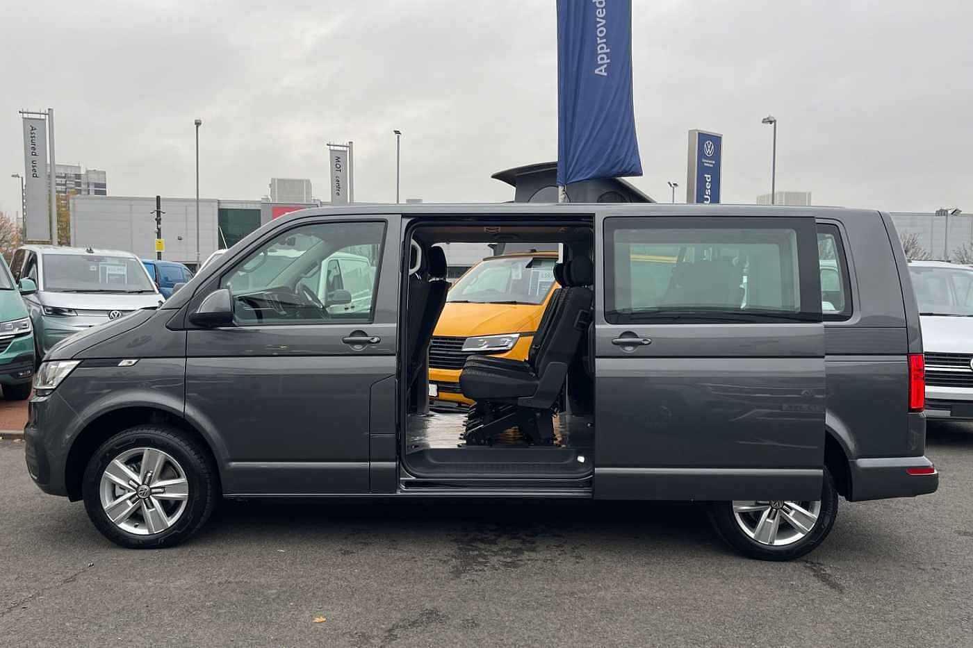 Volkswagen Transporter Shuttle SE LWB 150 PS 2.0 TDI 7sp DSG 9 Seats + 3 Zone AC-Delivery Miles