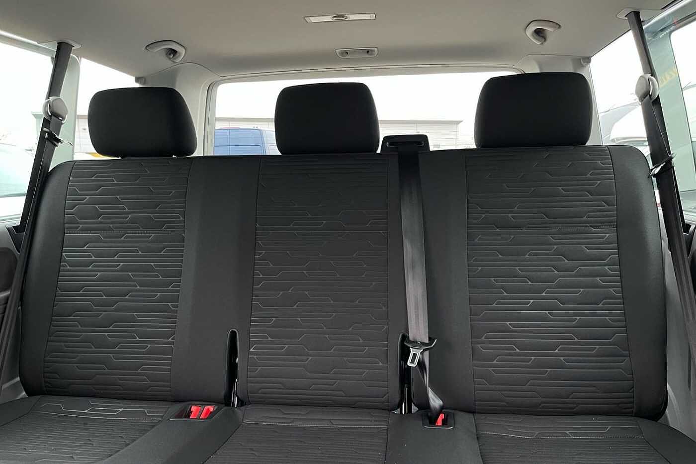 Volkswagen Transporter Shuttle SE LWB 150 PS 2.0 TDI 7sp DSG 9 Seats + 3 Zone AC-Delivery Miles