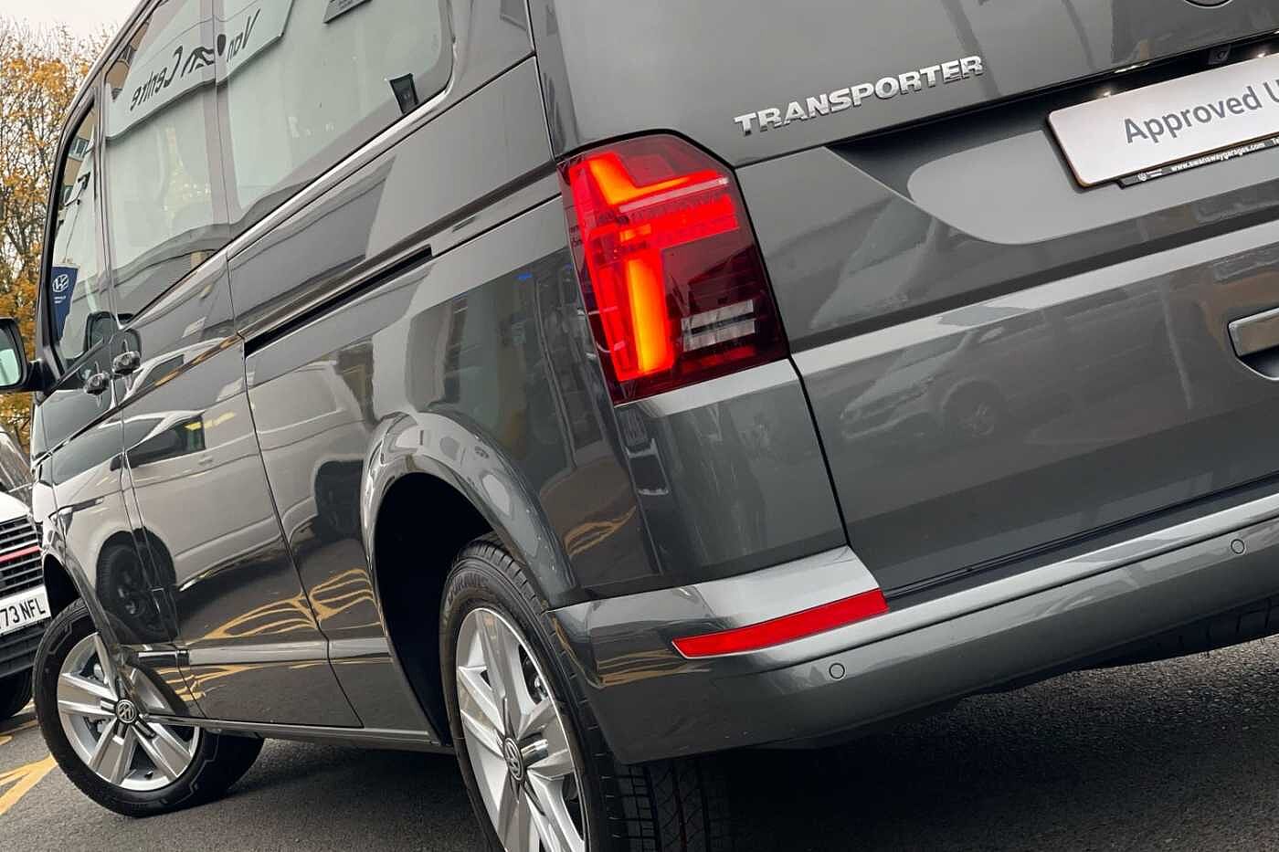 Volkswagen Transporter Shuttle SE LWB 150 PS 2.0 TDI 7sp DSG 9 Seats + 3 Zone AC-Delivery Miles