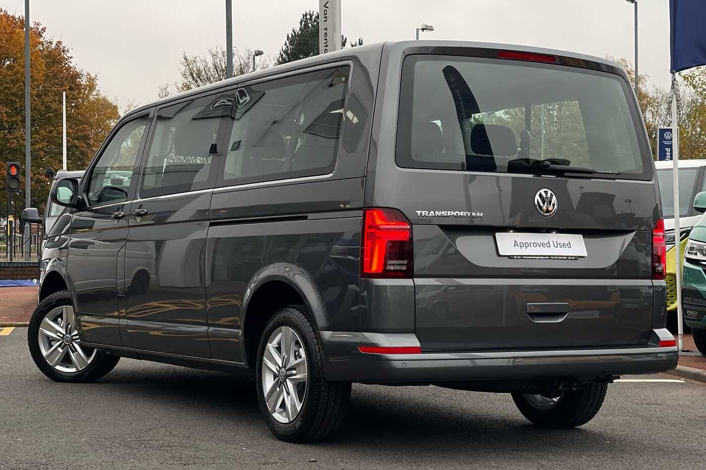 Volkswagen Transporter Shuttle SE LWB 150 PS 2.0 TDI 7sp DSG 9 Seats + 3 Zone AC-Delivery Miles