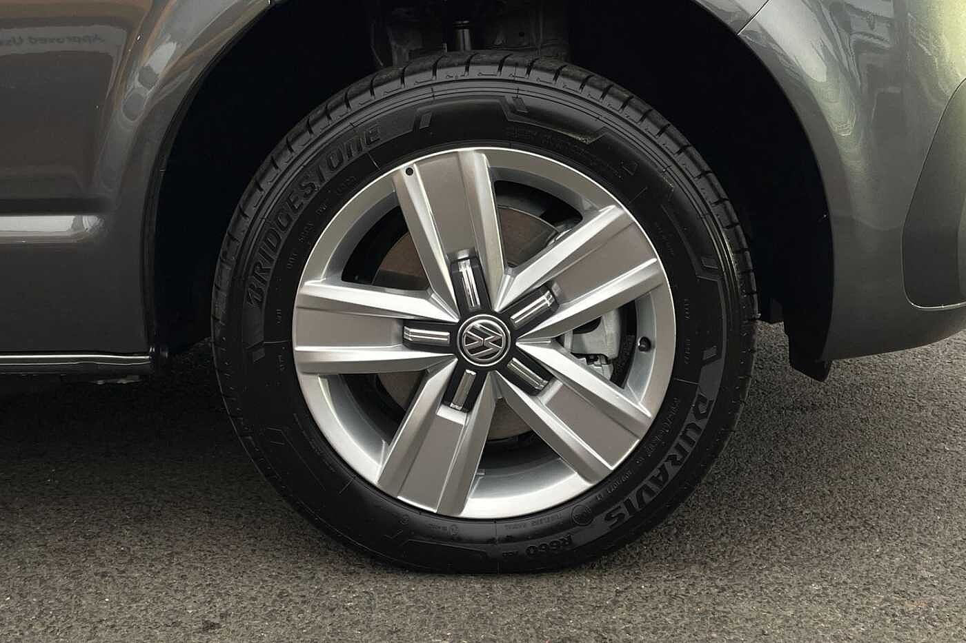 Volkswagen Transporter Shuttle SE LWB 150 PS 2.0 TDI 7sp DSG 9 Seats + 3 Zone AC-Delivery Miles