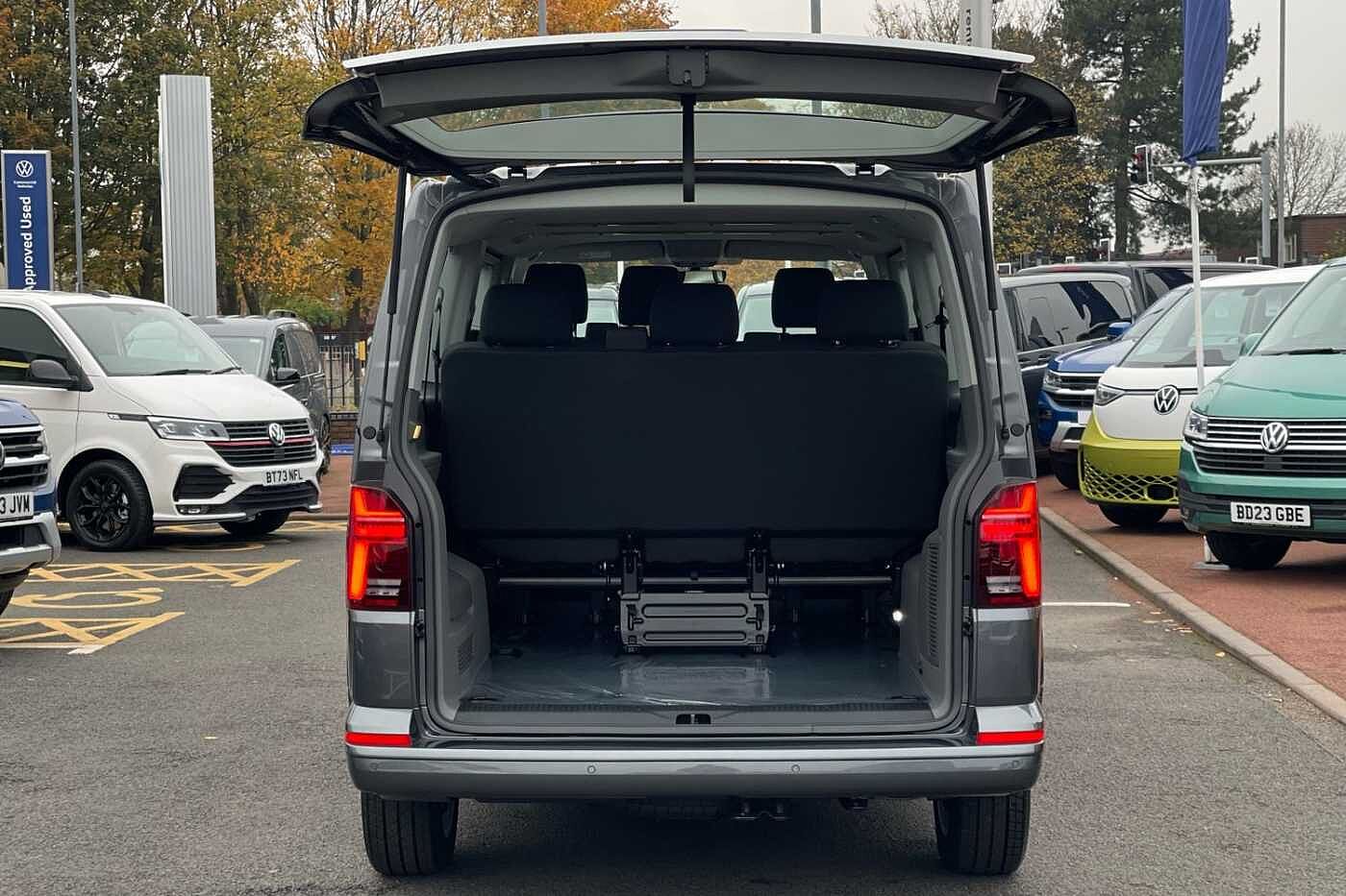 Volkswagen Transporter Shuttle SE LWB 150 PS 2.0 TDI 7sp DSG 9 Seats + 3 Zone AC-Delivery Miles