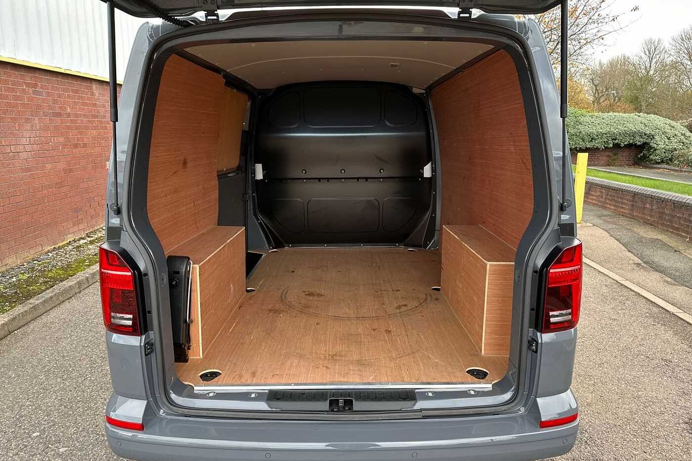 Volkswagen Transporter 2.0 BiTDI 204PS T32 Highline SWB 4M 4X4 DSG-Tailgate/NAV/LED's
