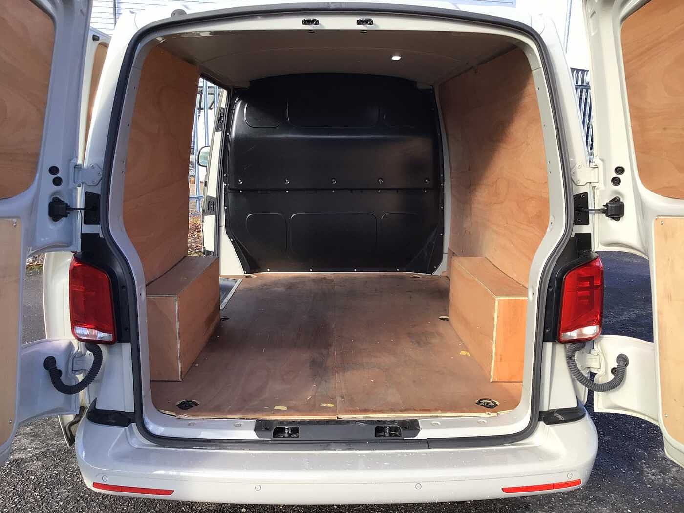 Volkswagen Transporter T28 Swb Diesel T28 Panel van Highline SWB 110 PS 2.0 TDI 5sp Manual