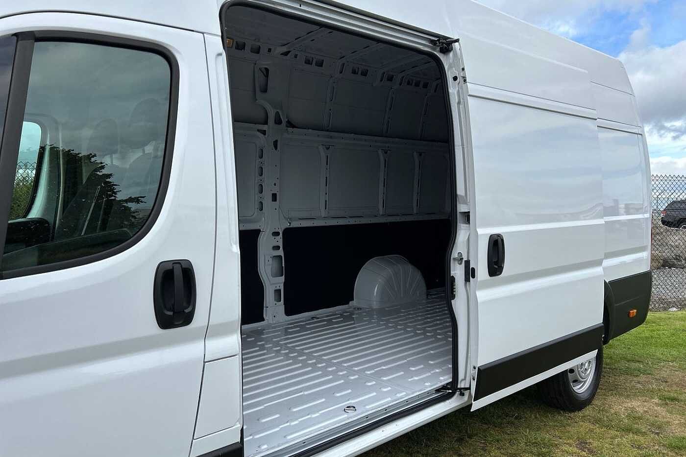 Peugeot Boxer 435 L4 Diesel 2.2 BlueHDi H3 Professional Premium+ Van 140ps