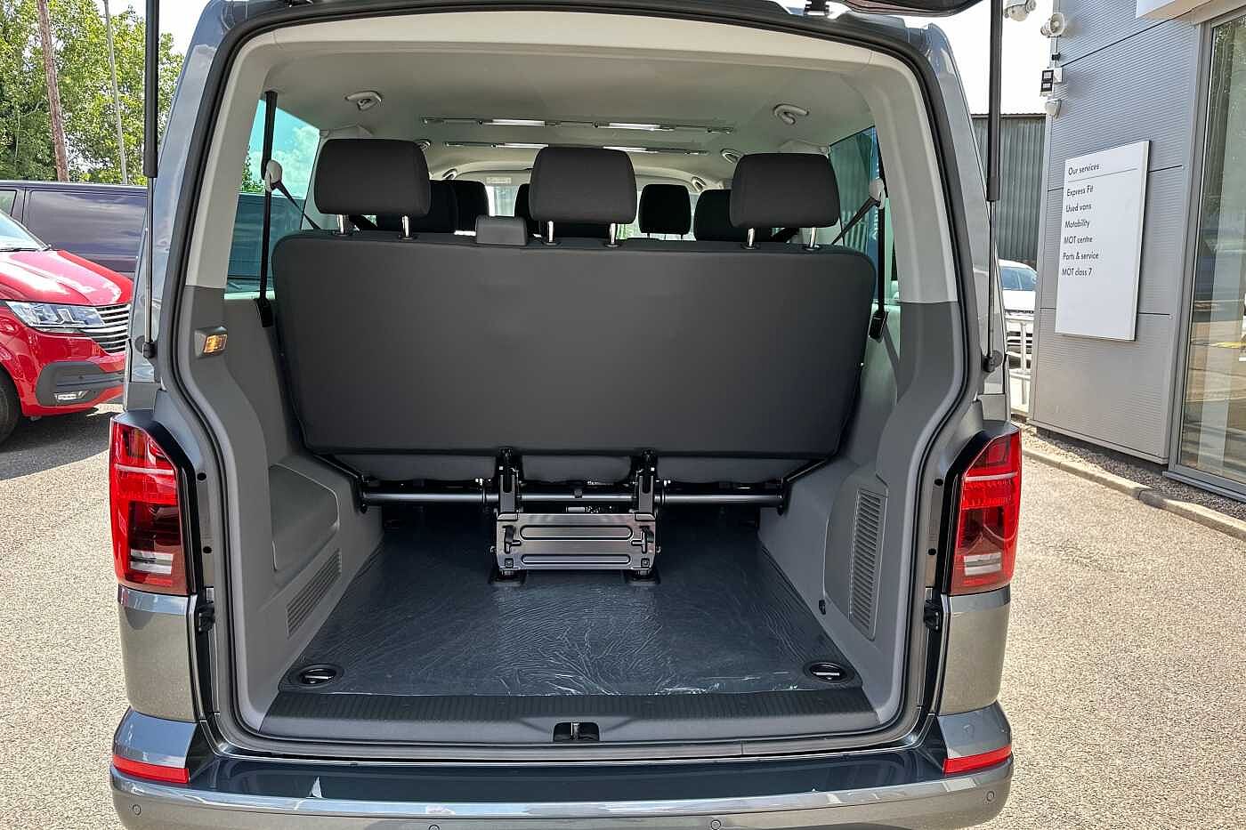 Volkswagen Transporter Shuttle T32 Swb Diesel 2.0 TDI 150PS SE Minibus DSG