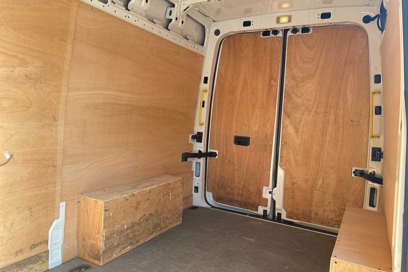Volkswagen Crafter 2.0TDI (140PS)(Eu6dT-E) CR35 MWB Trendline with Business Pack (Aircon & Sensors)