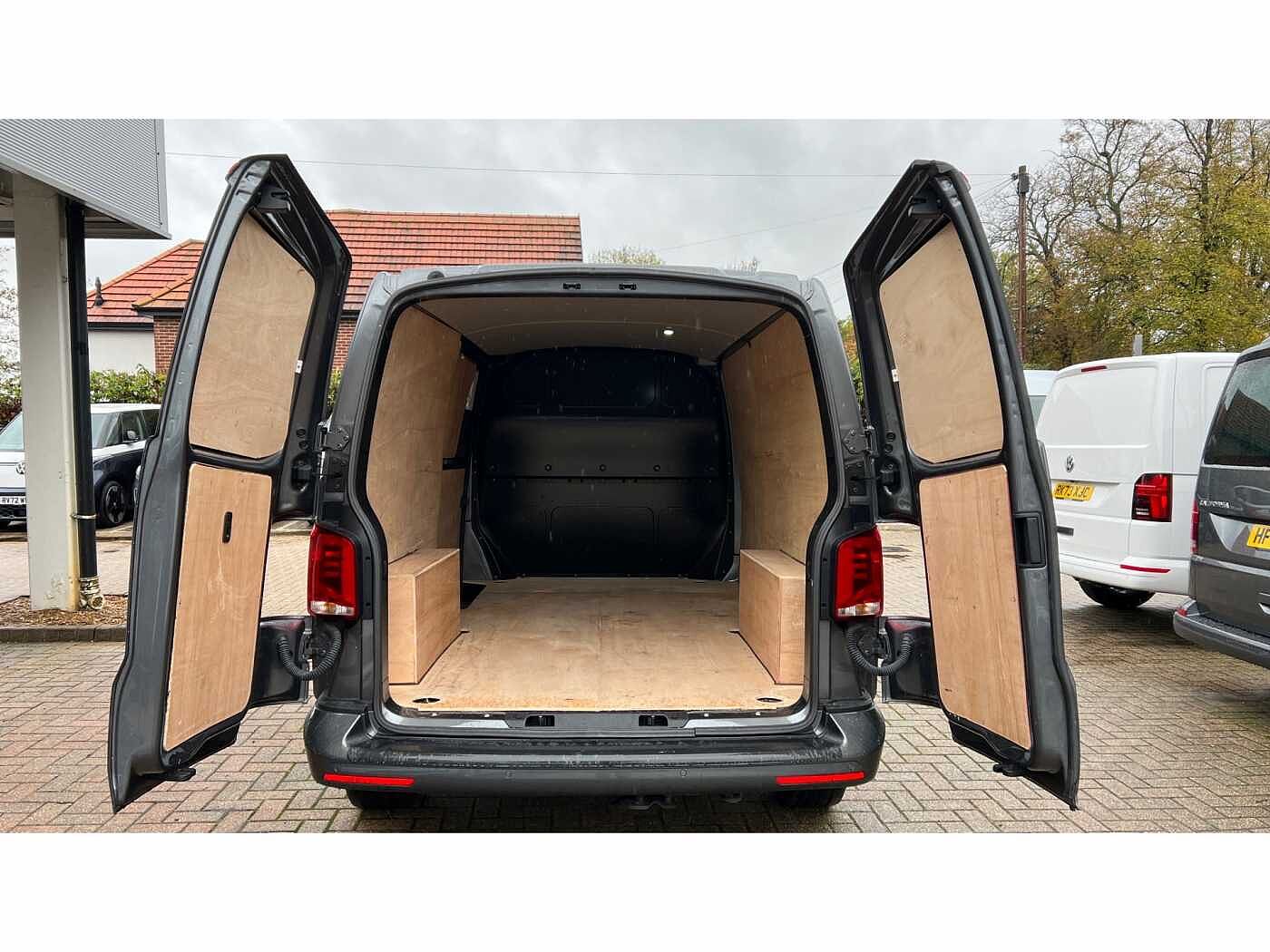 Volkswagen Transporter T32 Panel van Highline LWB 150 PS 2.0 TDI 7sp DSG