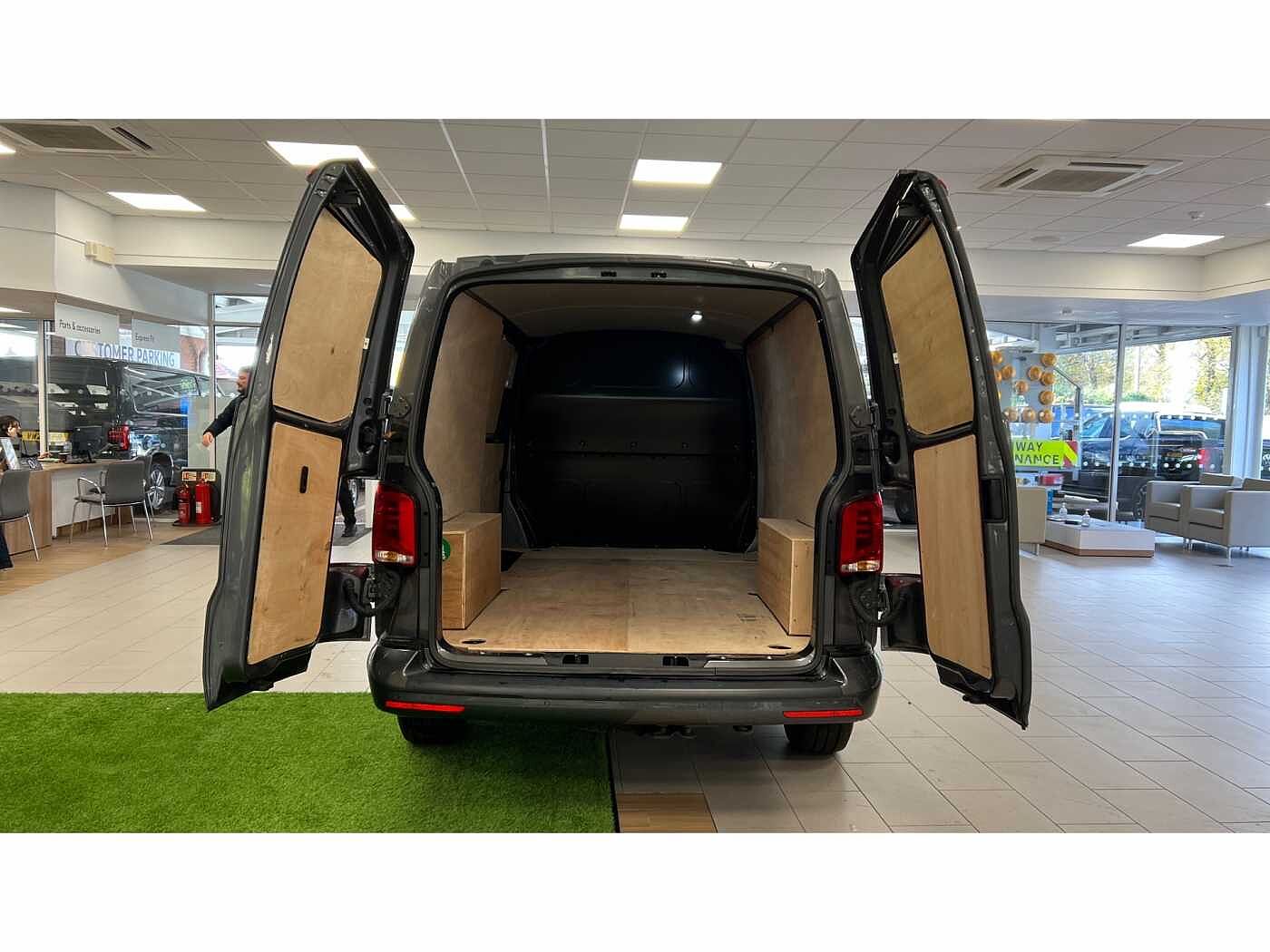 Volkswagen Transporter T32 Panel van Highline LWB 150 PS 2.0 TDI 7sp DSG