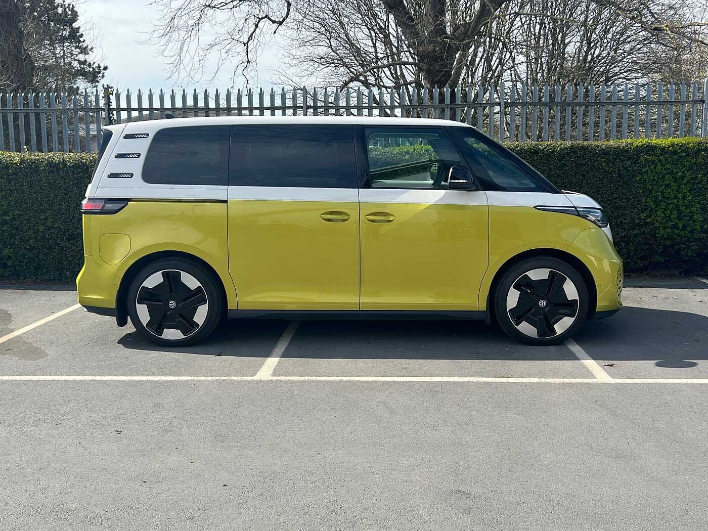 Volkswagen ID.Buzz First Edition 77kWh Pro Standard 204PS Swivel Towbar