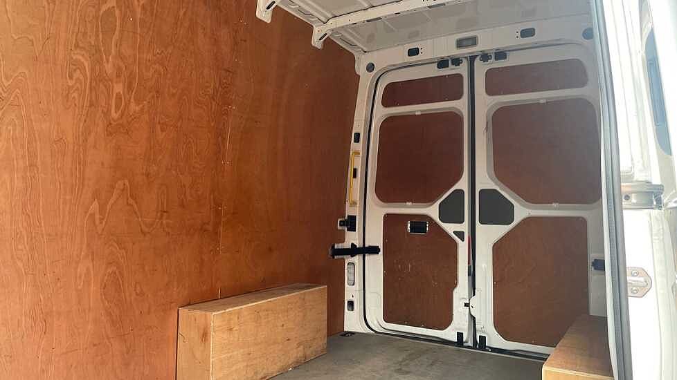 Volkswagen Crafter CR35 Panel van Trendline MWB 140 PS 2.0 TDI 6sp Manual FWD