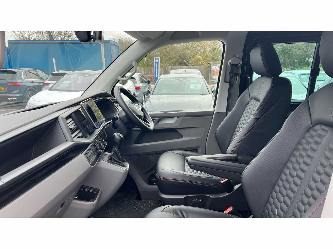 Volkswagen Transporter T32 Kombi Van Highline SWB 204 PS 2.0 TDI 7sp DSG