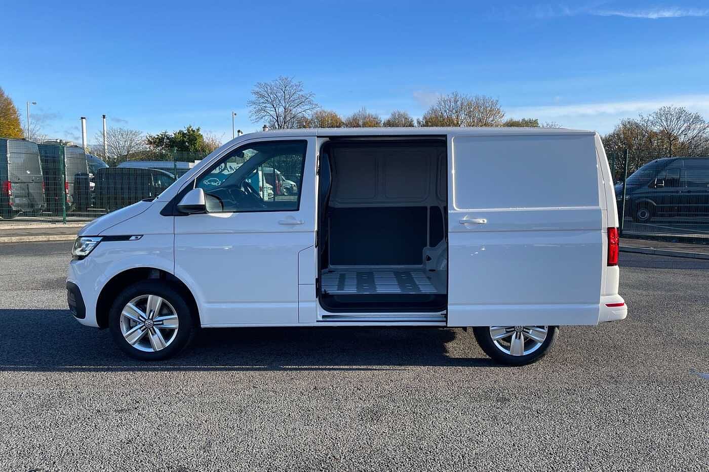 Volkswagen Transporter T32 Highline SWB 150PS DSG 4 Motion - LED's/Nav