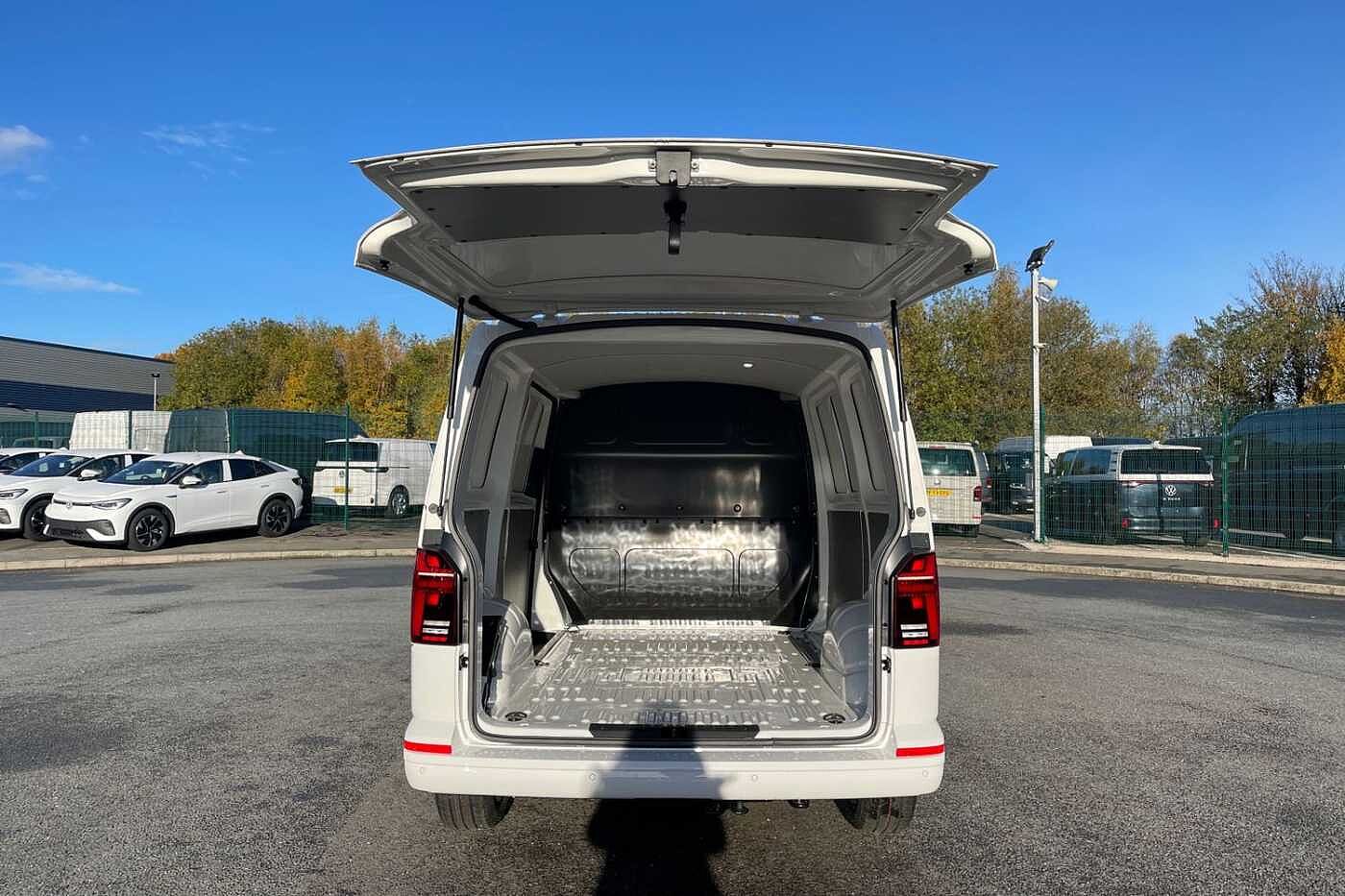 Volkswagen Transporter T32 Highline SWB 150PS DSG 4 Motion - LED's/Nav