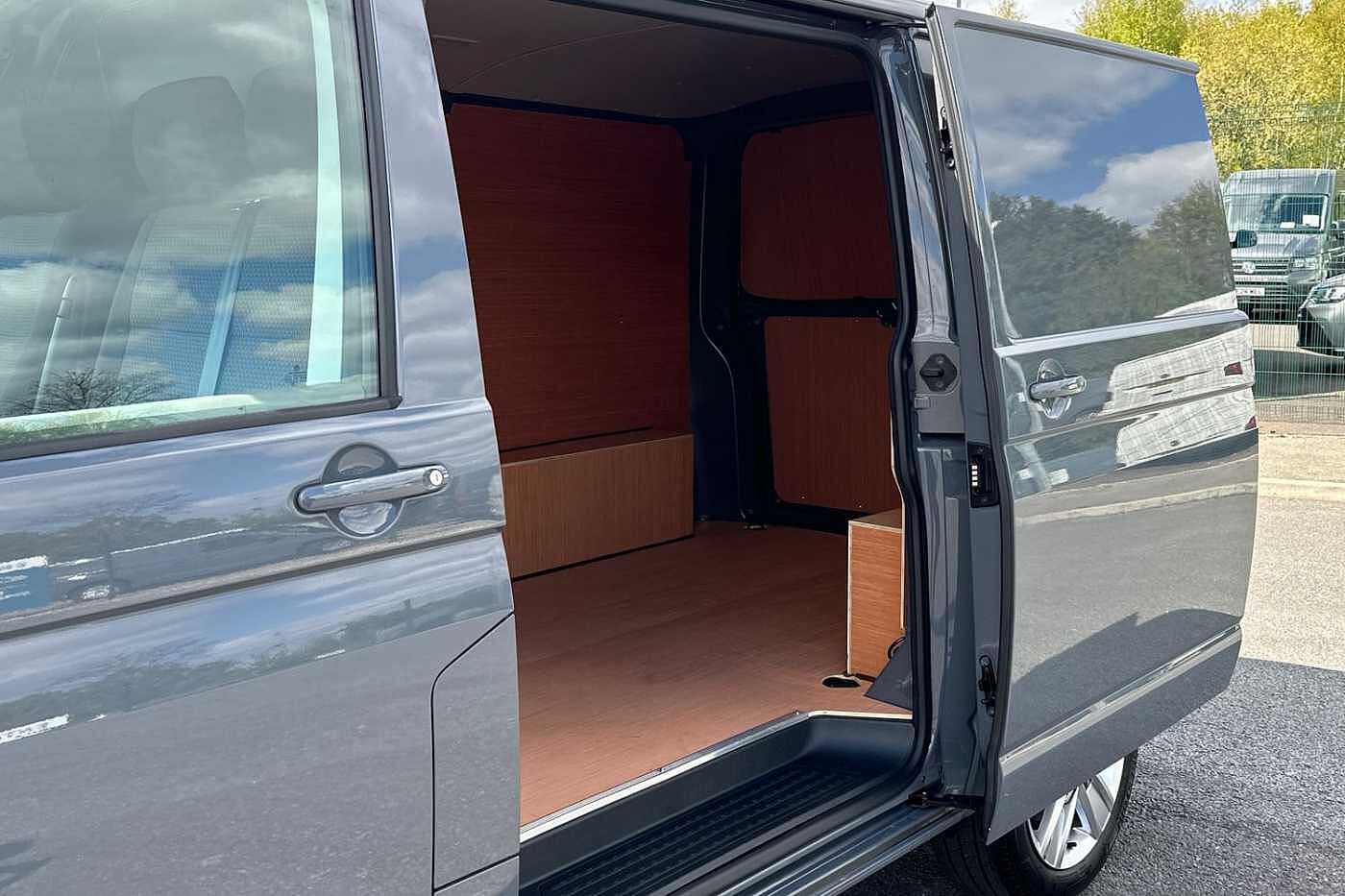 Volkswagen Transporter T32 Highline SWB 150PS DSG 4 Motion - LED's/Nav