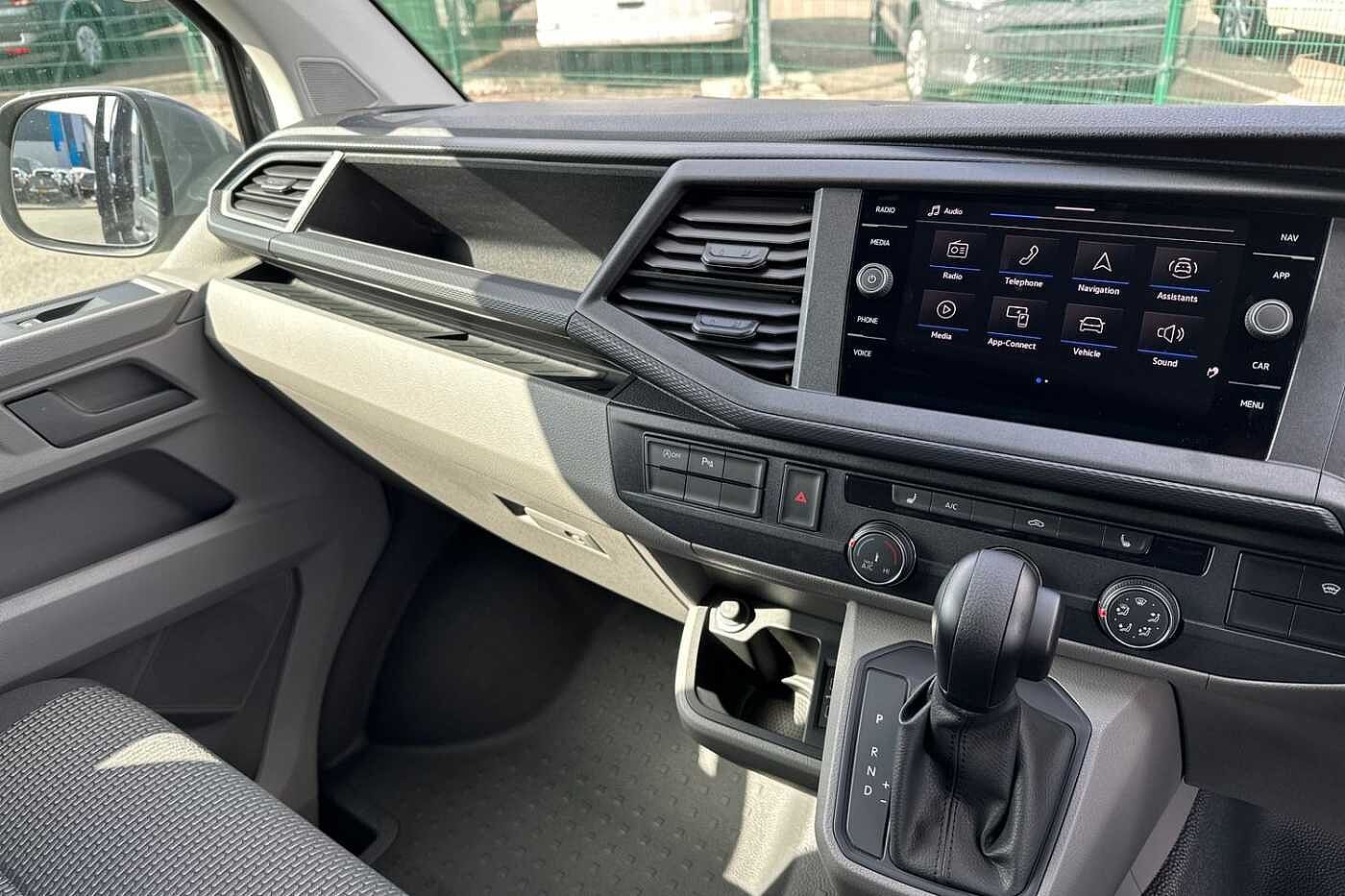 Volkswagen Transporter T32 Highline SWB 150PS DSG 4 Motion - LED's/Nav