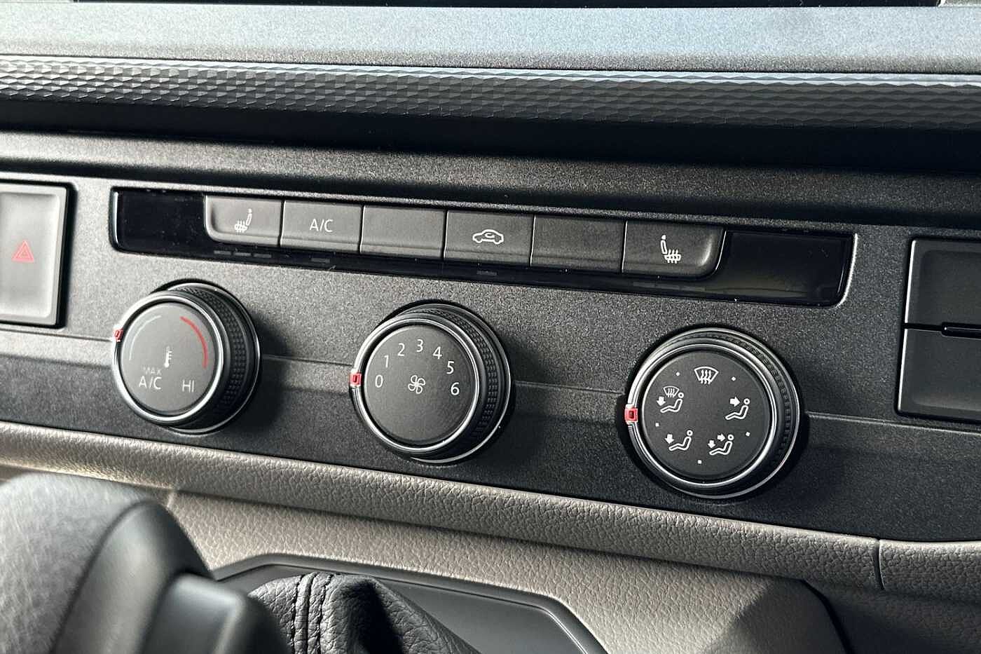 Volkswagen Transporter T32 Highline SWB 150PS DSG 4 Motion - LED's/Nav