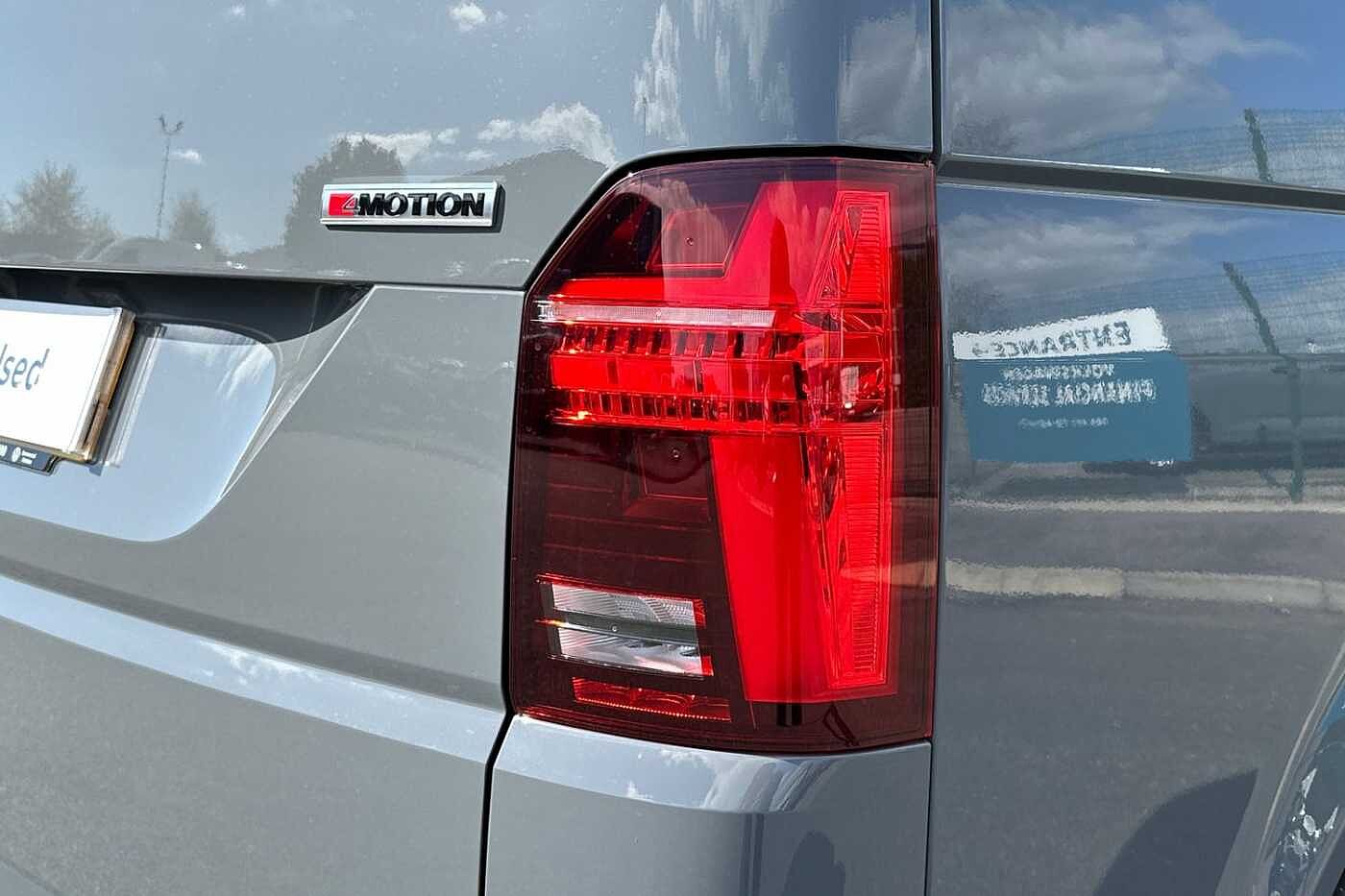 Volkswagen Transporter T32 Highline SWB 150PS DSG 4 Motion - LED's/Nav
